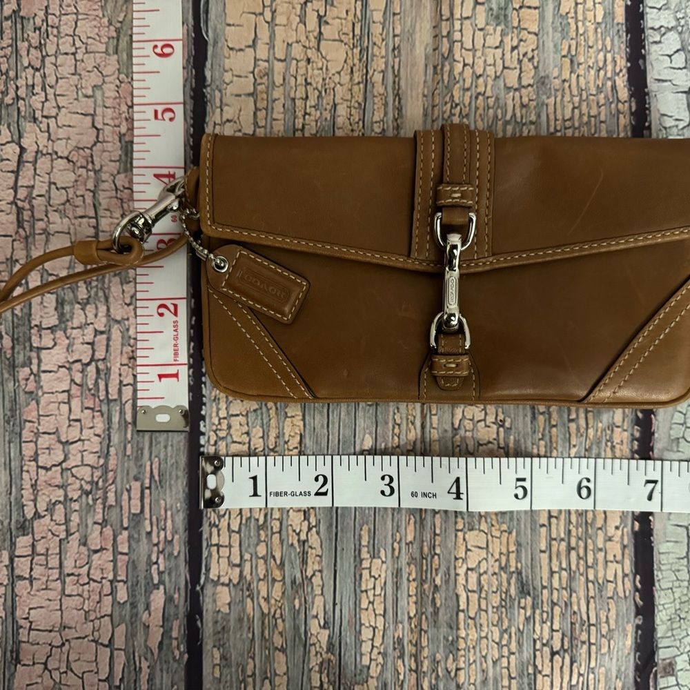 Gorgeous wristlet that is convenient, practical, yet fashionable. Like new